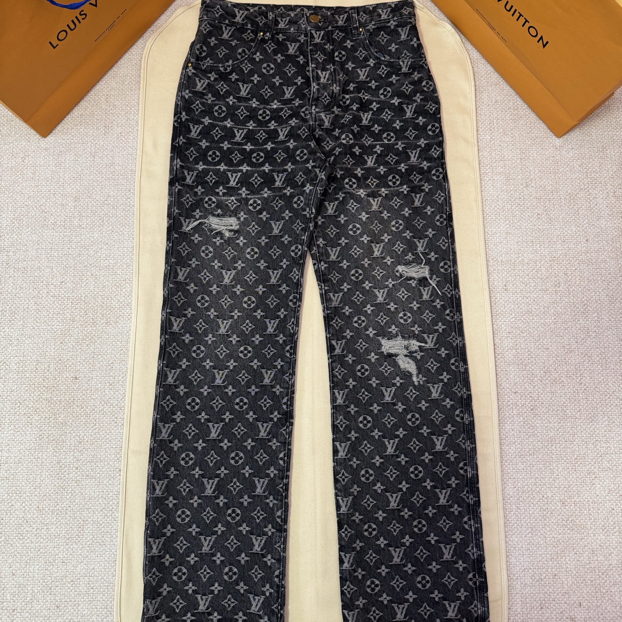 LOUIS VUITTON 루이비통 모노그램 패턴의 데님 팬츠 1AAGPS