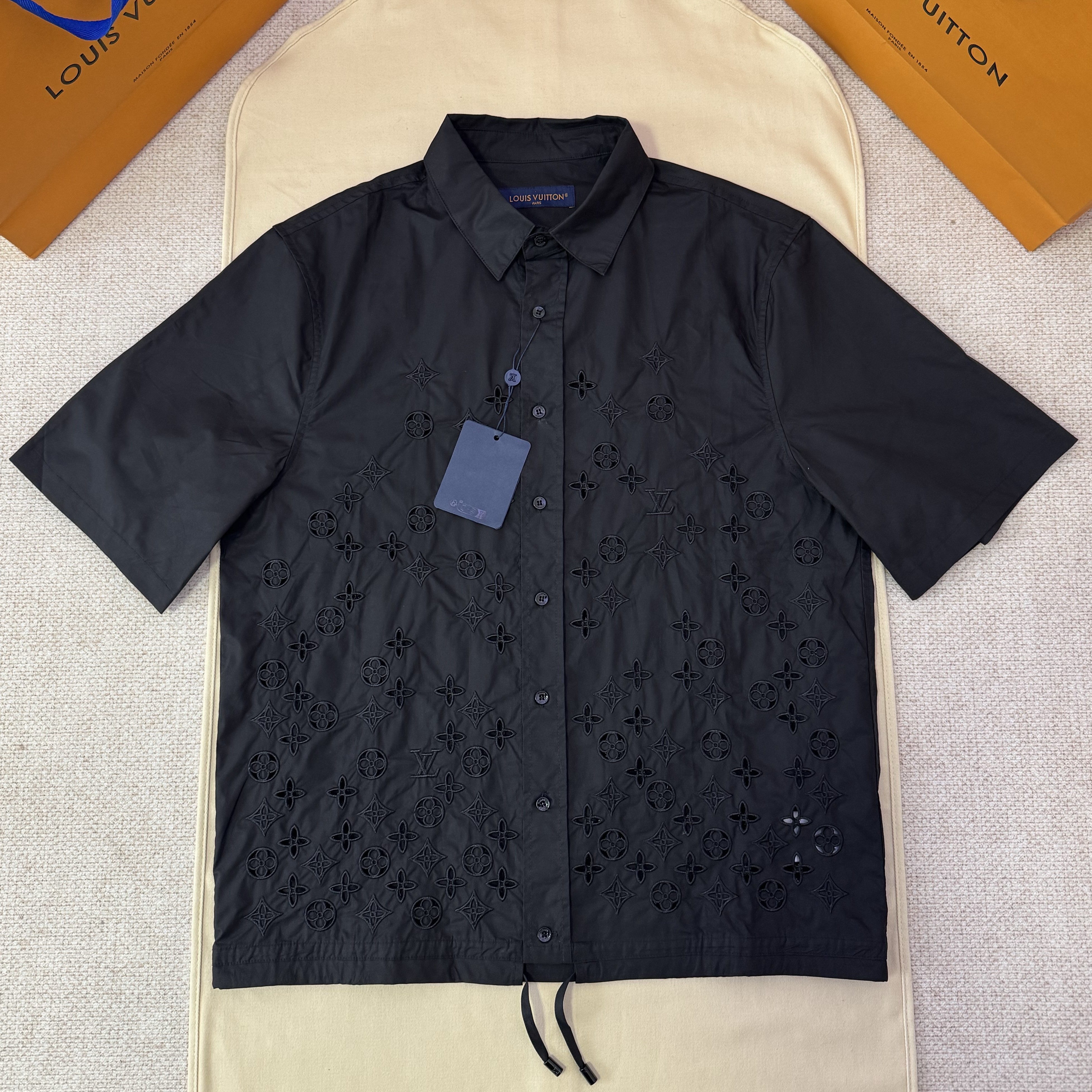 LOUIS VUITTON 루이비통 모노그램 플라워 엠브로이더드 쇼트 슬리브드 셔츠 1AGTPL