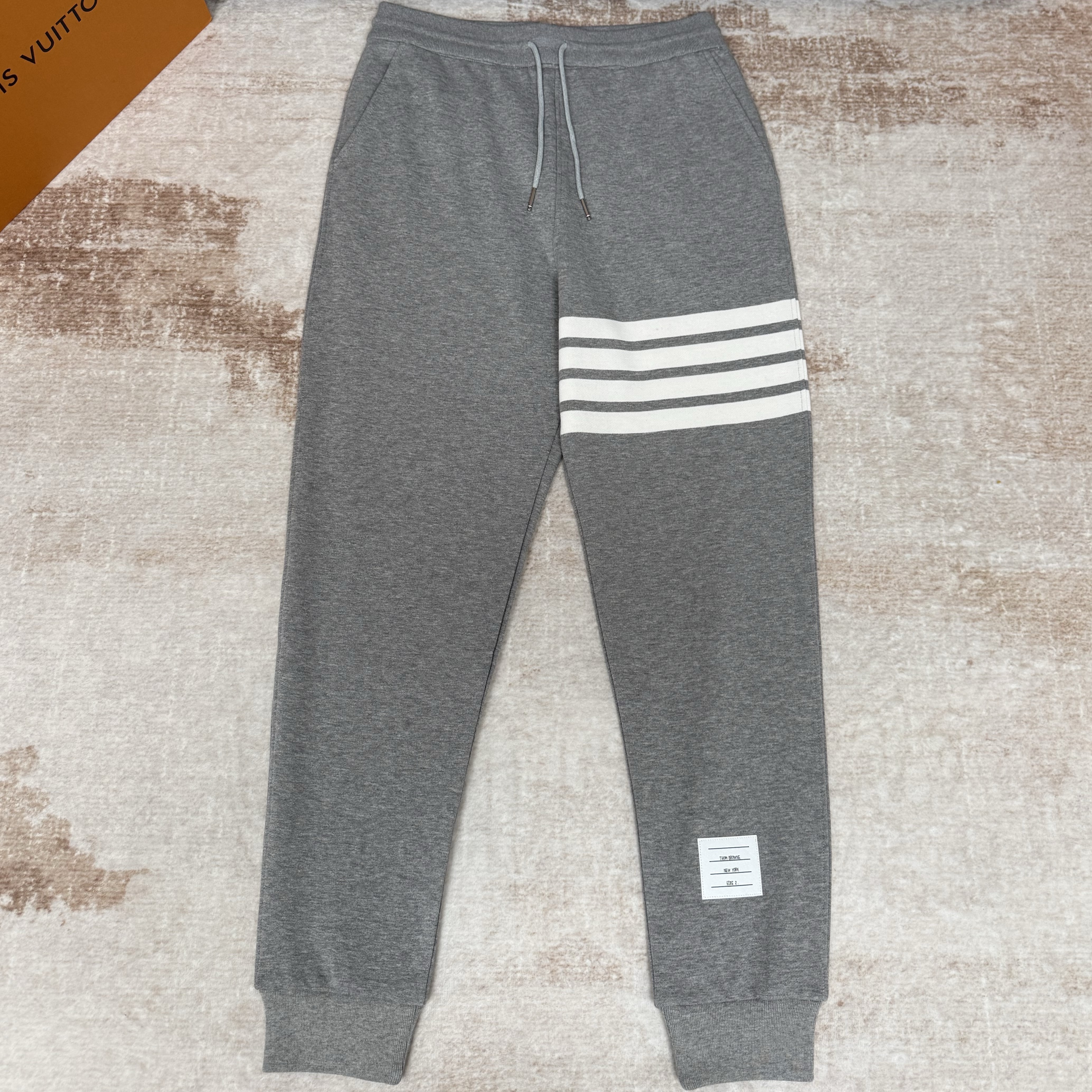 THOM BROWNE 톰브라운 클래식 루프백 4-바 스웨트팬츠 #19256325